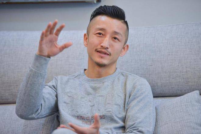 己的舞台, 不因风雨折, 与此同时